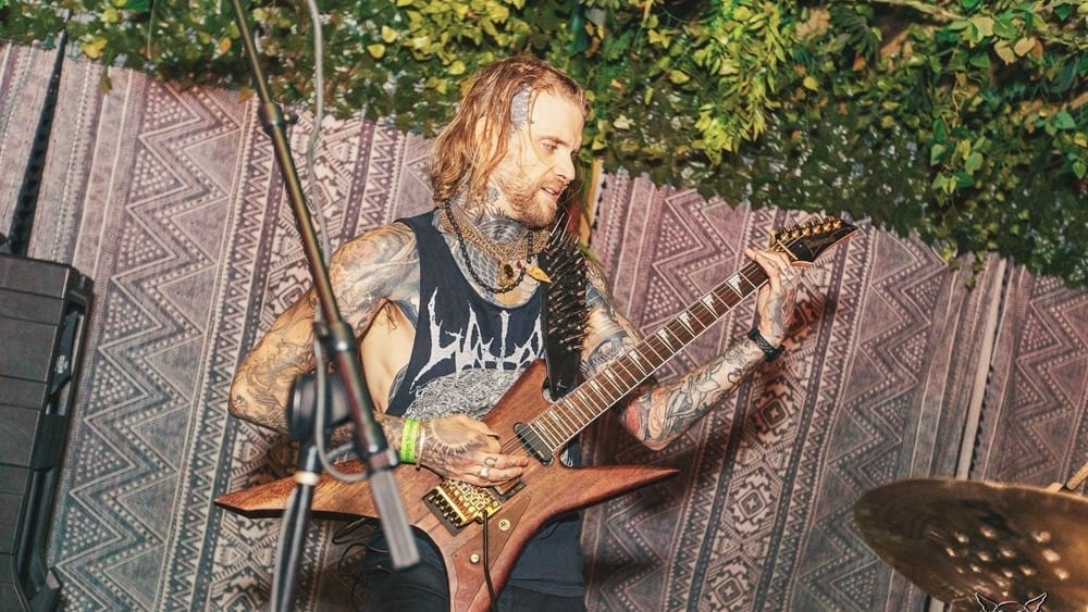 Группа отомстила вокалисту, высадив его на заправке в глуши